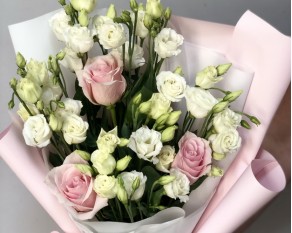 Букет з троянд та еустоми Адель