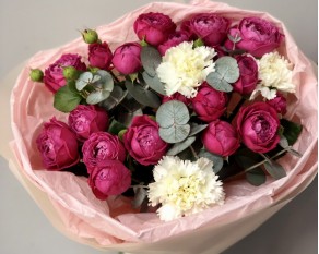Букет з кущових піоновидних троянд та гвоздик Квітковий романс