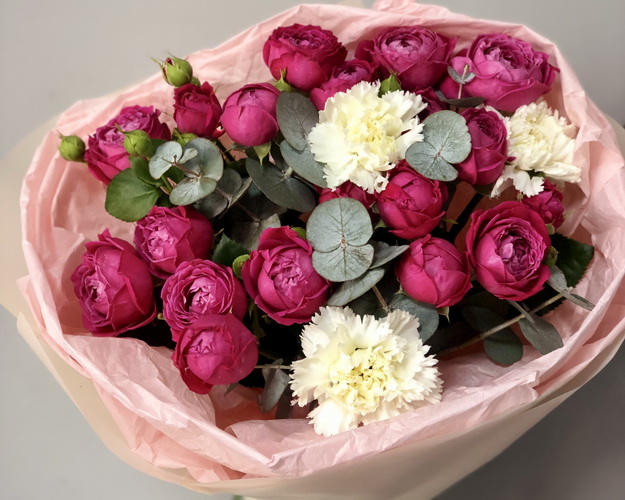 Букет з кущових піоновидних троянд та гвоздик Квітковий романс