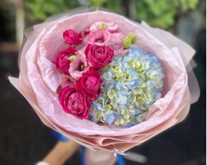Букет з кущової піоновидної троянди, гортензії та еустоми Мелодія серця