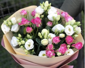 Букет з еустоми та кущової піоновидної троянди Подих натхнення