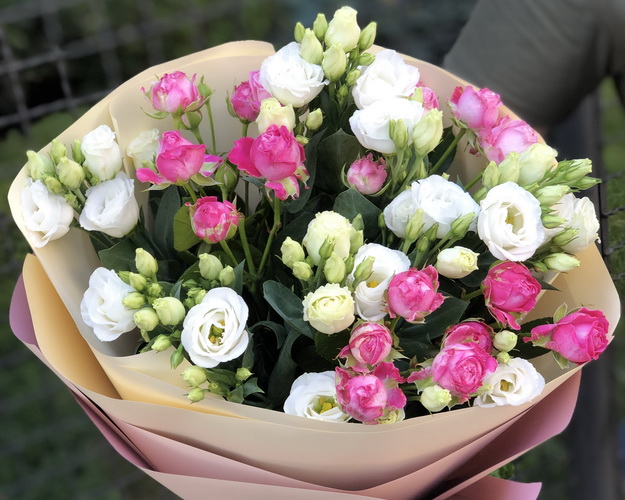 Букет з еустоми та кущової піоновидної троянди Подих натхнення