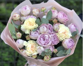 Букет з кущових піоновидних троянд та гвоздик Серце океану