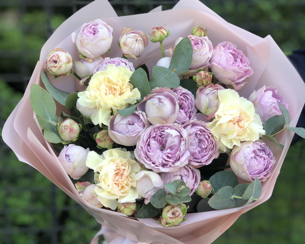 Букет з кущових піоновидних троянд та гвоздик Серце океану