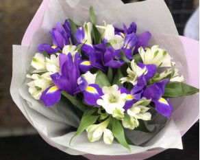Букет з ірисів та альстромерій Солодкий аромат літа 