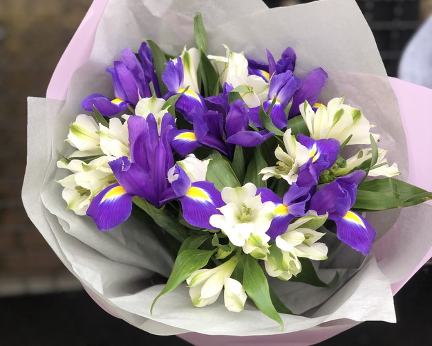 Букет з ірисів та альстромерій Солодкий аромат літа 