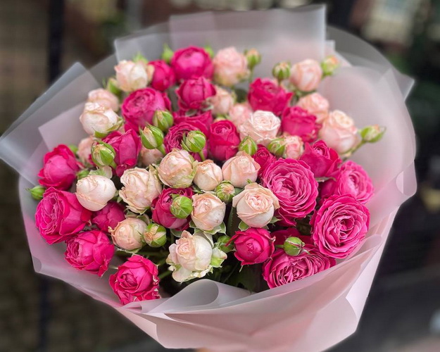 Букет із кущових піоновидних троянд Спів квітучого саду