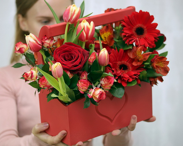 Квіти в дерев'яному ящику Червоний оксамит