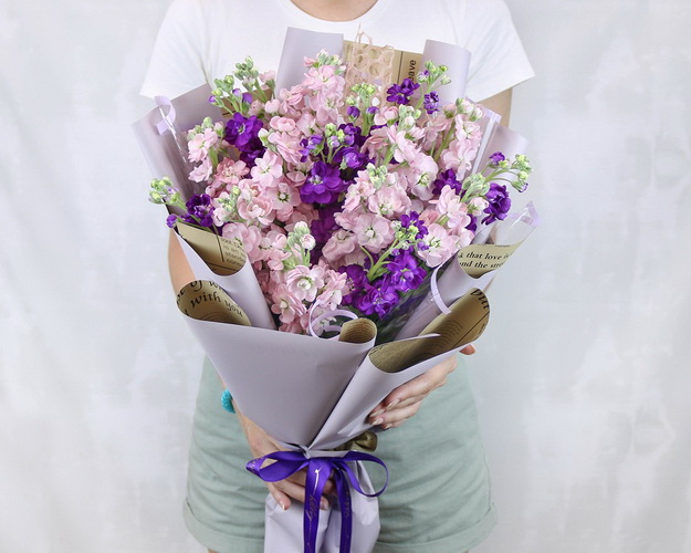 Букет із 15 матіол мікс у стильній упаковці