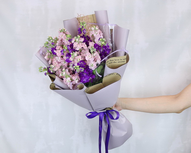 Букет із 15 матіол мікс у стильній упаковці