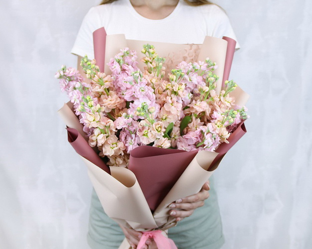 Букет з 19 матіол мікс у стильній упаковці