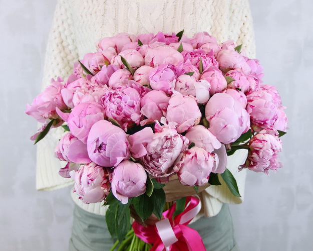 Букет з 51 рожевої півонії під стрічку