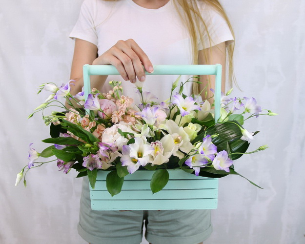 Квіти в дерев'яному ящику Балі