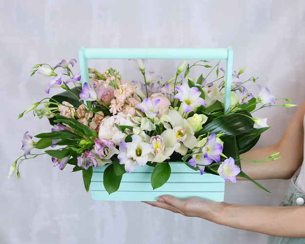 Квіти в дерев'яному ящику Балі