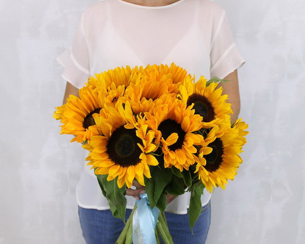 Букет із 15 соняшників під стрічку