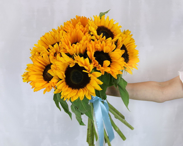 Букет із 15 соняшників під стрічку