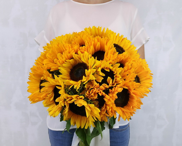 Букет із 25 соняшників під стрічку