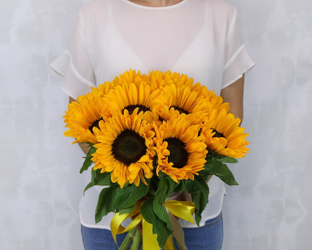 Букет із 11 соняшників під стрічку