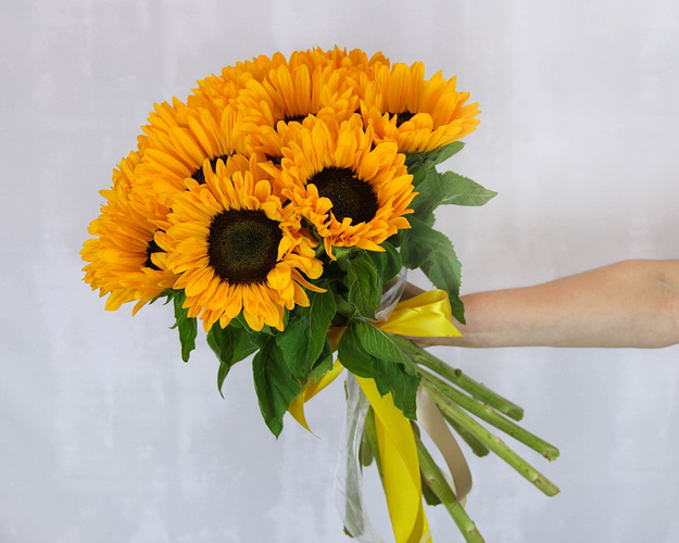 Букет із 11 соняшників під стрічку