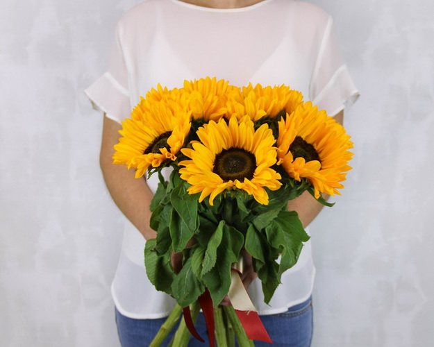 Букет із 9 соняшників під стрічку