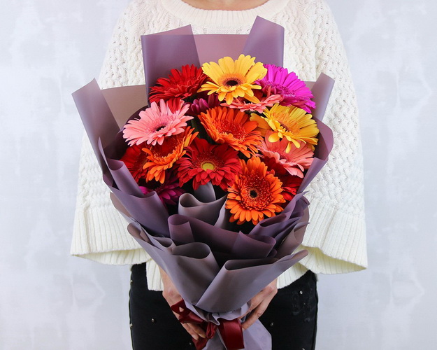 Букет з 15 гербер стандарт мікс у стильній упаковці