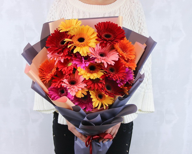 Букет з 25 гербер стандарт мікс у стильній упаковці