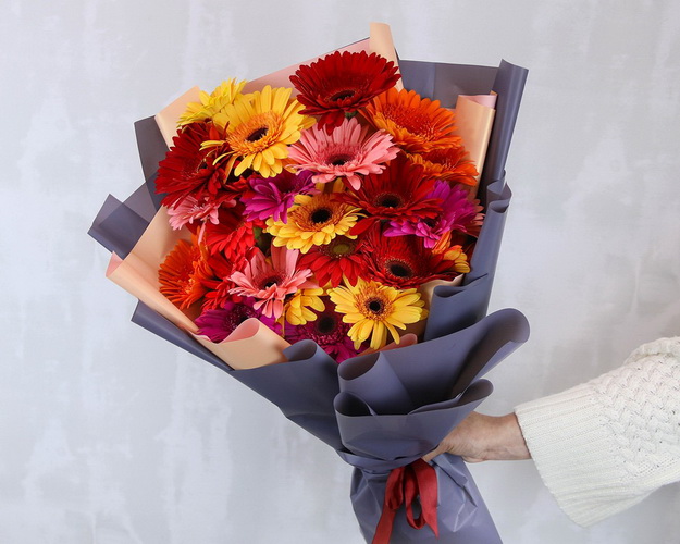 Букет з 25 гербер стандарт мікс у стильній упаковці