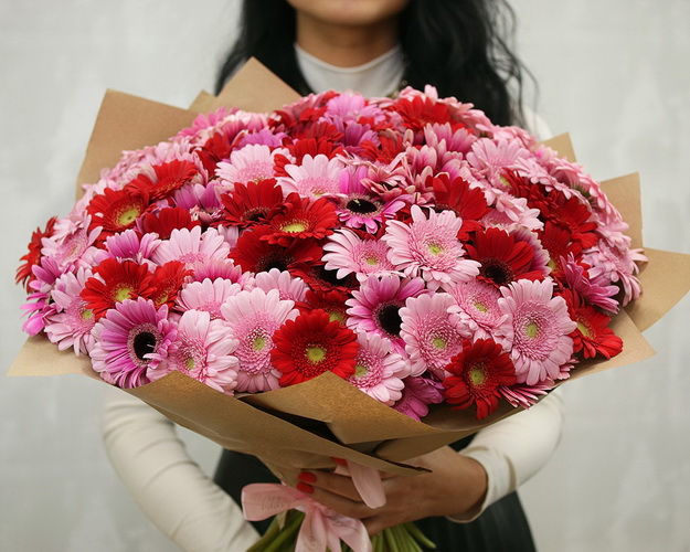 Букет із 101 гербери міні яскравий мікс у стильній упаковці