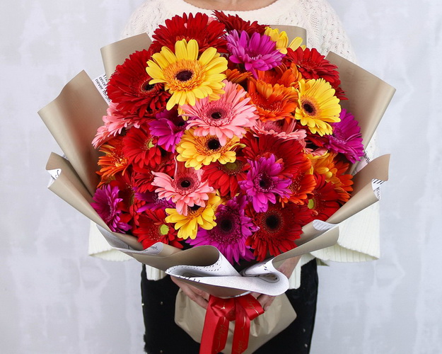 Букет з 49 гербер стандарт мікс у стильній упаковці