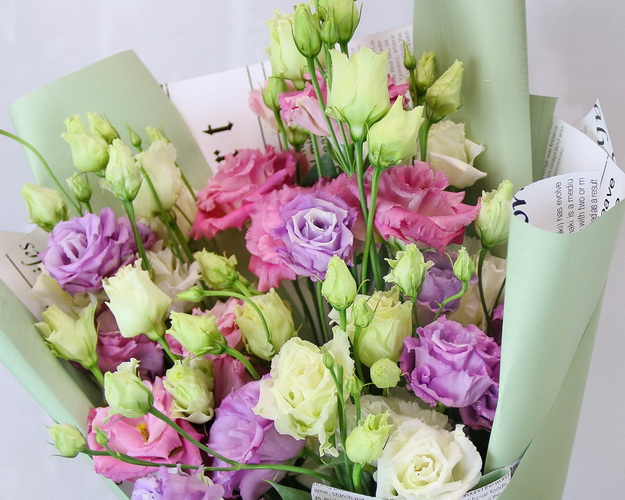 Букет з 11 лізіантусів мікс у стильній упаковці