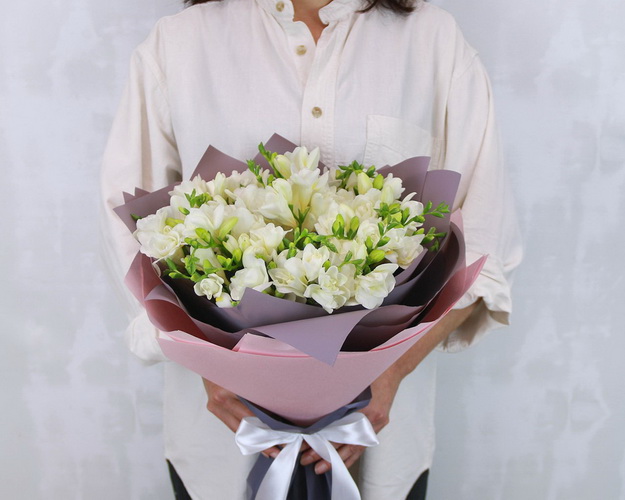 Букет із 25 білих фрезій у дизайнерській упаковці.