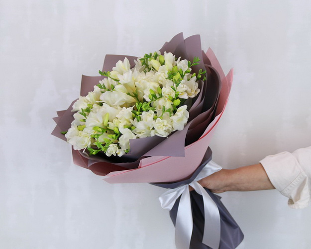 Букет із 25 білих фрезій у дизайнерській упаковці.