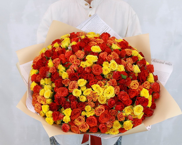 Букет із 101 кущової троянди яскравий мікс у стильній упаковці