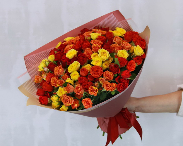 Букет з 35 троянд кущових яскравий мікс в стильній упаковці