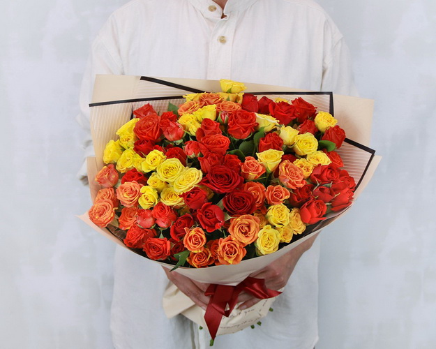 Букет з 25 троянд кущових яскравий мікс в стильній упаковці