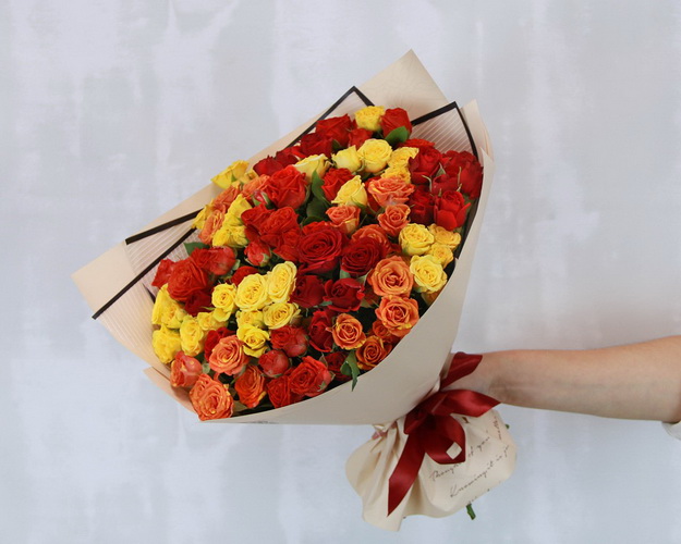 Букет з 25 троянд кущових яскравий мікс в стильній упаковці