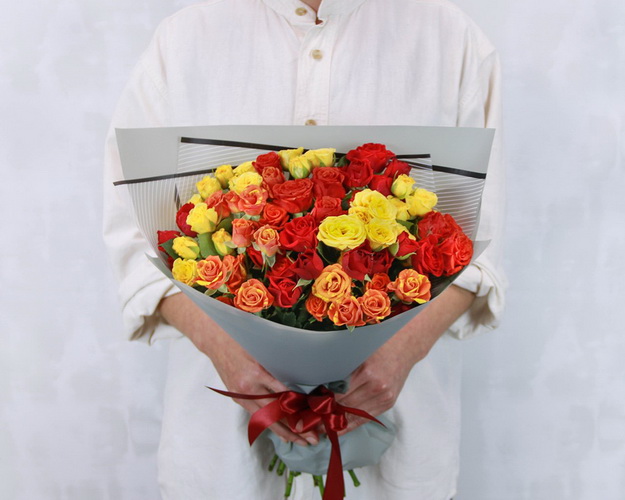 Букет з 15 троянд кущових яскравий мікс в стильній упаковці