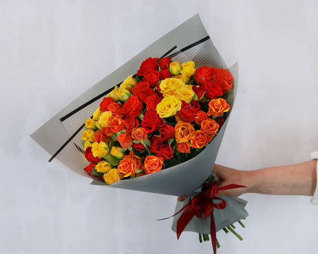 Букет з 15 троянд кущових яскравий мікс в стильній упаковці