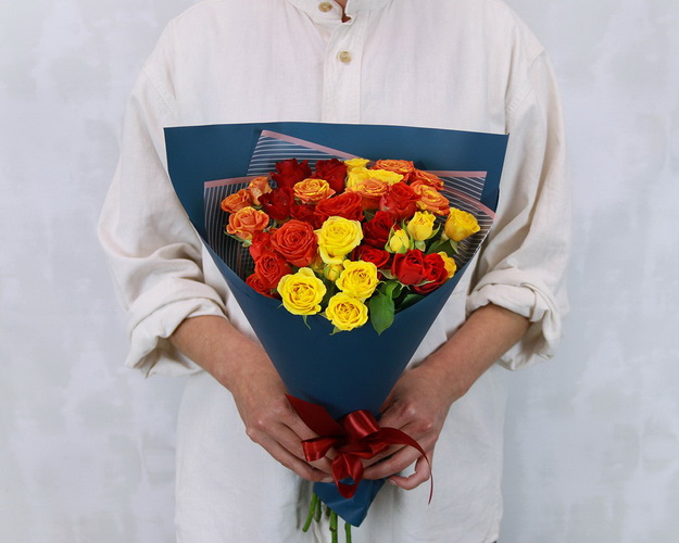 Букет з 9 троянд кущових яскравий мікс в стильній упаковці