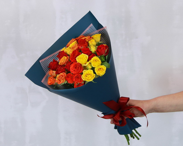 Букет з 9 троянд кущових яскравий мікс в стильній упаковці