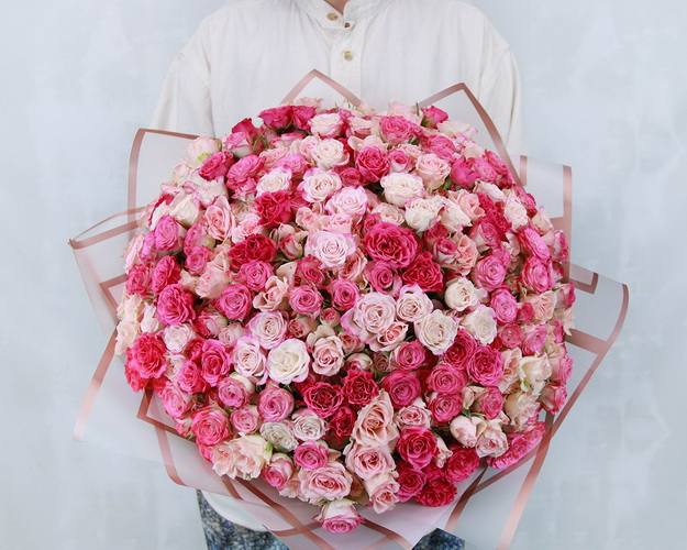 Букет зі 101 троянди кущової ніжний мікс в стильній упаковці