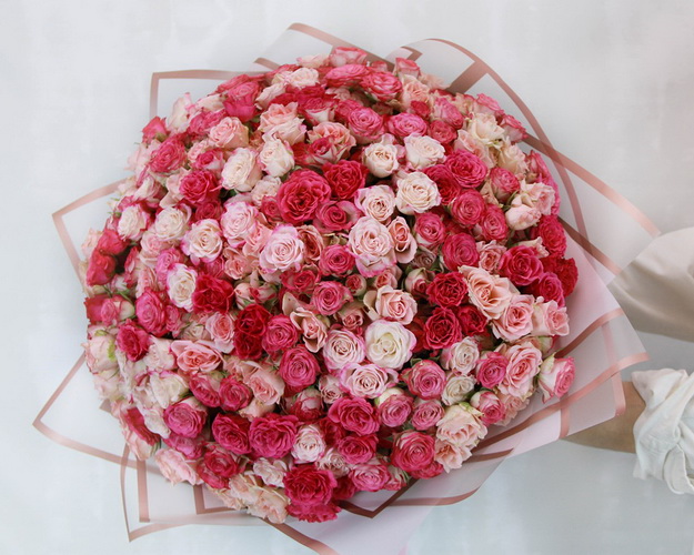 Букет зі 101 троянди кущової ніжний мікс в стильній упаковці