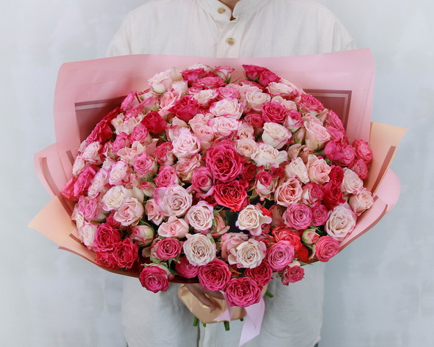 Букет з 51 троянди кущової ніжний мікс в стильній упаковці