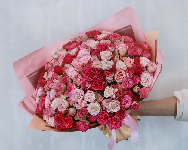 Букет з 51 троянди кущової ніжний мікс в стильній упаковці