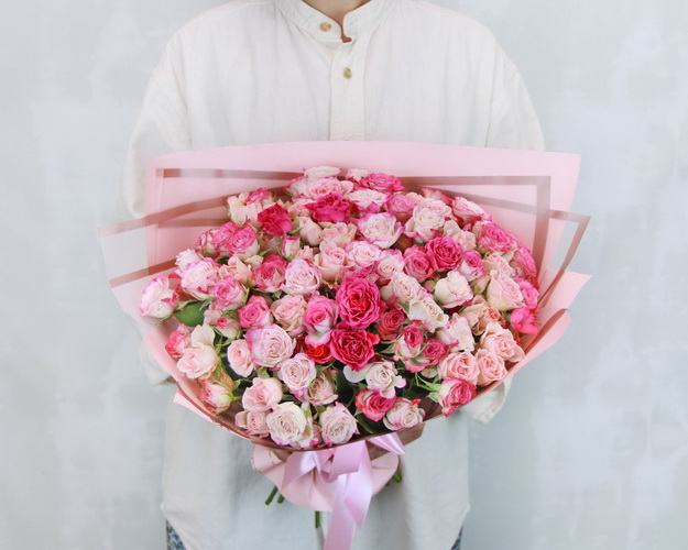 Букет із 35 кущових троянд ніжний мікс у стильній упаковці
