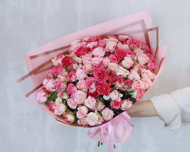 Букет із 35 кущових троянд ніжний мікс у стильній упаковці