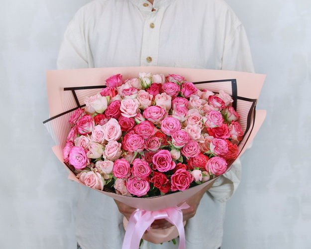 Букет із 25 кущових троянд ніжний мікс у стильній упаковці