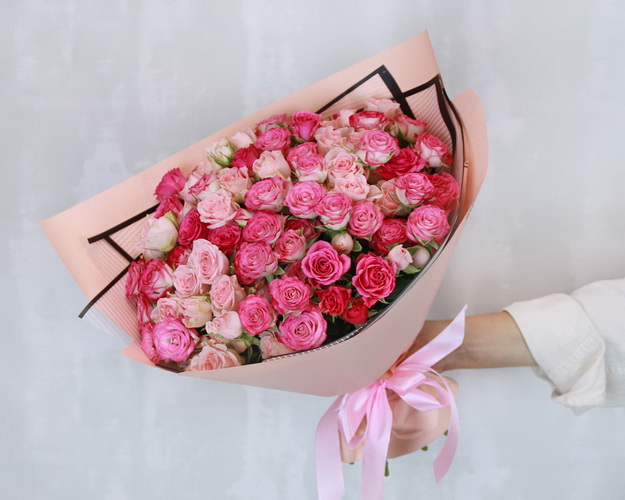 Букет із 25 кущових троянд ніжний мікс у стильній упаковці