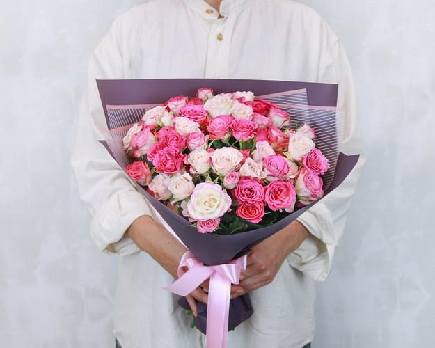 Букет із 15 кущових троянд ніжний мікс у стильній упаковці