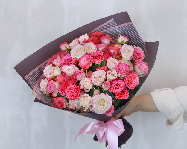 Букет із 15 кущових троянд ніжний мікс у стильній упаковці